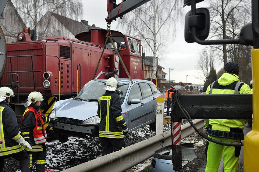 PKW gegen Zug Niederkassel Bingerstr P16.JPG